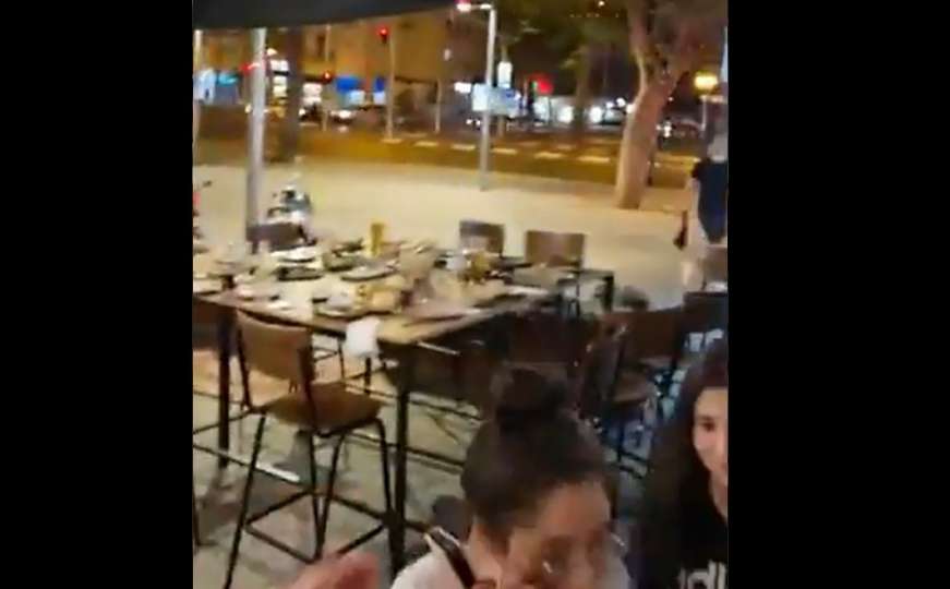 Dramatični snimci iz Izraela: Ljudi zabilježili napad, rakete padale na goste kafića 