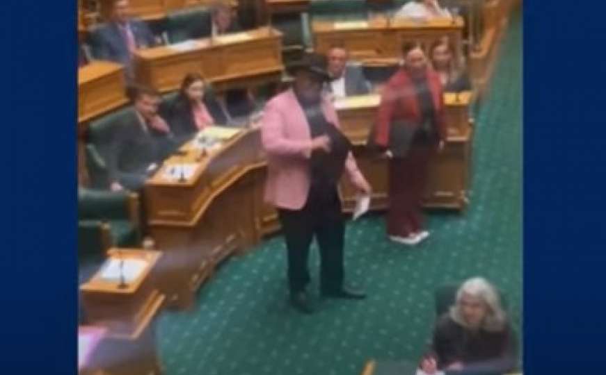 Zastupnik izbačen iz Parlamenta jer je ustao i zaplesao u znak protesta
