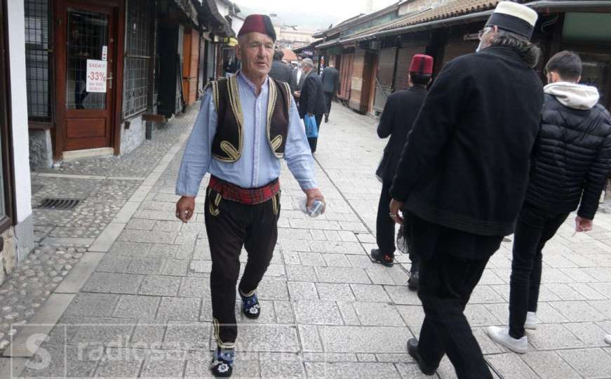 Šetnja Sarajevom nakon bajram-namaza: Osmijesi, paklame, cvijeće i kiša