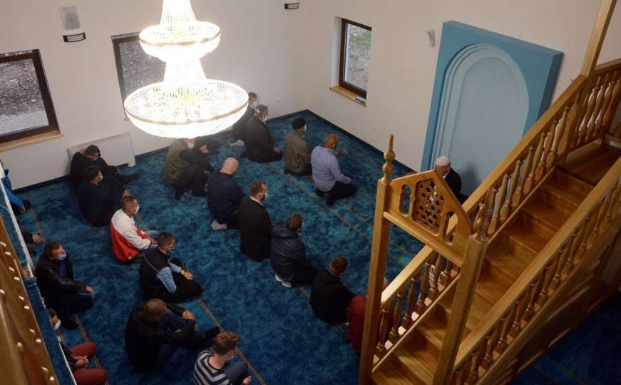 Vjernici u džematu Željuša prvi put dočekali Bajram u džamiji u svom naselju