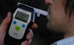 Pijan sa probnom dozvolom napravio haos: Na raskrsnici vozio u rikverc, pa izazvao udes