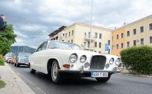 Skup oldtimera u Mostaru: Oko 60 automobila ispred Gradske vijećnice