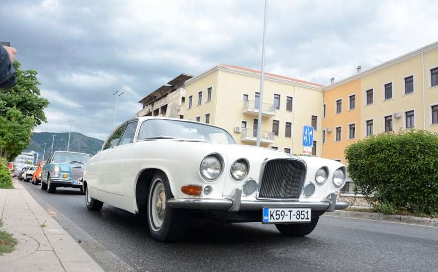 Skup oldtimera u Mostaru: Oko 60 automobila ispred Gradske vijećnice