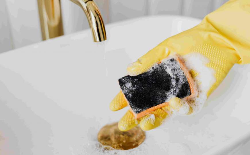 Spužva za suđe je rasadnik bakterija - uz ovaj trik dezinfikujte je za tren