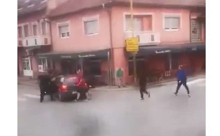 Uznemirujući snimak iz BiH: Vozilom pokosio pješake, jedna osoba poginula