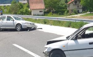 Saobraćajna nesreća u BiH: Sudar tri vozila, dvije osobe povrijeđene