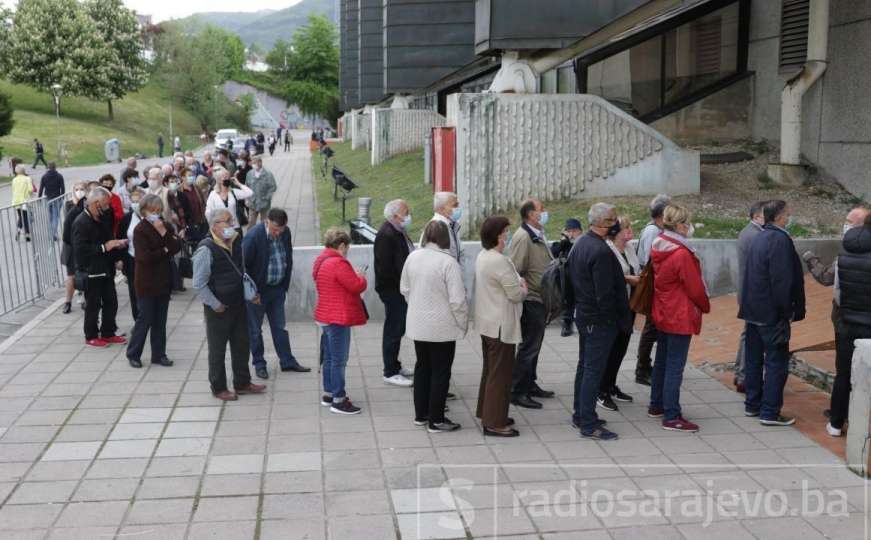 Sarajevo: Građani strpljivi, velika gužva za vakcinaciju