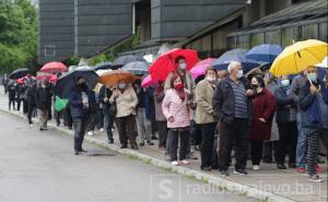 I danas velike gužve ispred Zetre: Sarajlije strpljivo čekaju