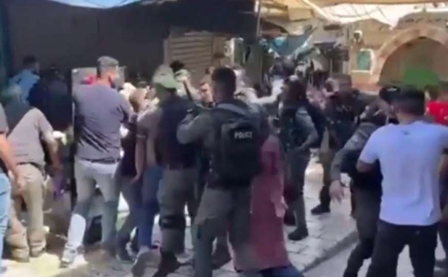 Izraelski vojnici napali palestinsku novinarku: Tukli je i svukli maramu s glave