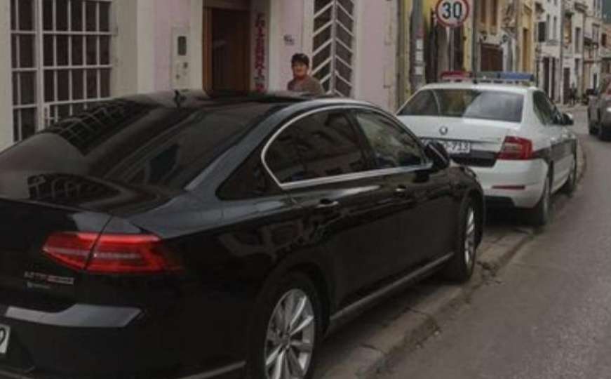 A što ne bi moglo u BiH: Vozila parkirana na trotoaru blokirala prolaz