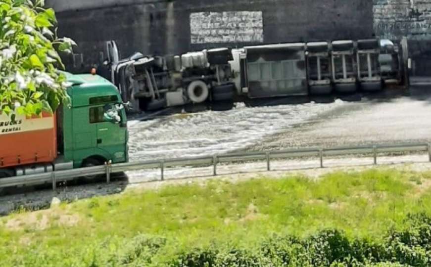 Teška nesreća na Bradini: Prevrnula se cisterna, opasno voziti prema Sarajevu