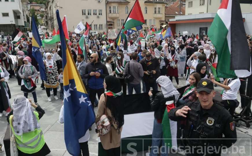 Počeo skup podrške za Palestinu u Sarajevu: Stotine ljudi na trgu prekoputa Vijećnice