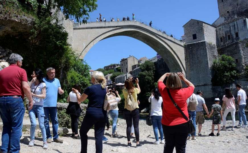 Mostar konačno vrvi turistima, svi oduševljeni novom atrakcijom na Neretvi