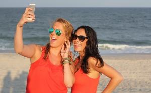 Novo istraživanje pokazalo kako često objavljivanje selfieja utječe na žene 