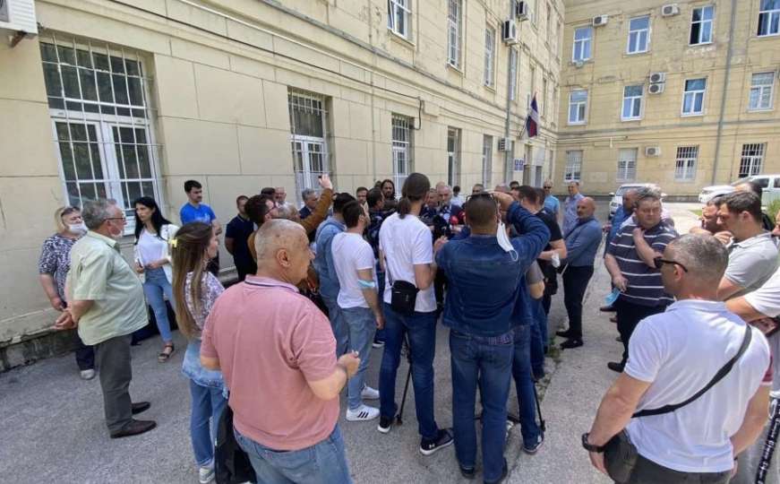 Građani se okupili ispred policijske stanice u Trebinju nakon Vukanovićevog hapšenja