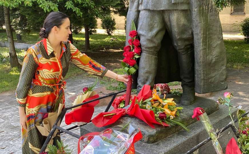 Benjamina Karić položila cvijeće na Titovoj bisti za Dan mladosti