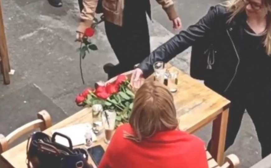 Kakva prosidba: Dok je sjedila u kafiću, prolaznici su joj ostavljali ruže, a onda...
