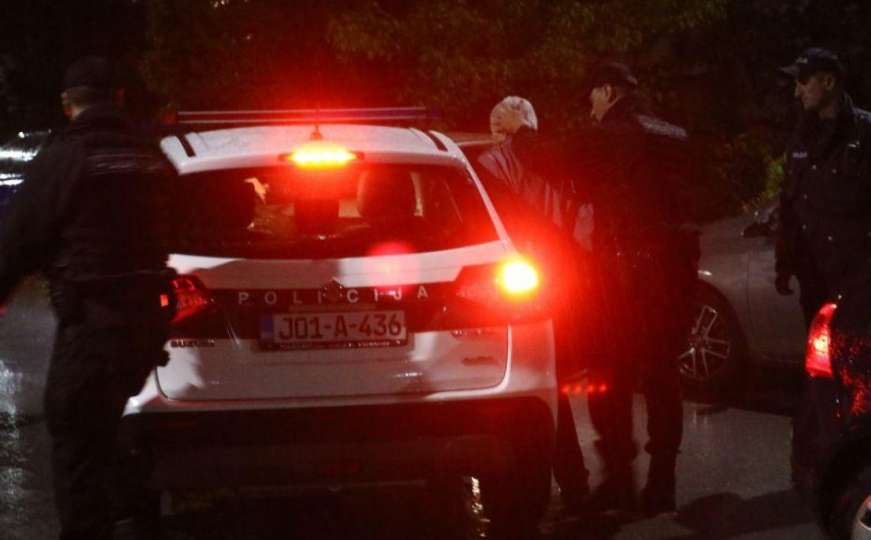 Kod Sarajeva ukradeno vozilo i opljačkani vlasnici