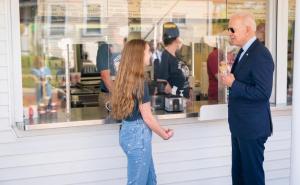 Biden oduševio fotografijom: Ležerno izdanje i opušten razgovor uz sladoled 