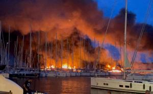 Vatra guta brodove u marini na Jadranskom moru, čuju se eksplozije