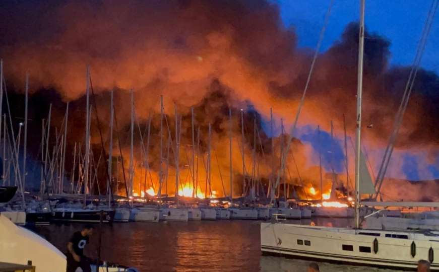 Vatra guta brodove u marini na Jadranskom moru, čuju se eksplozije