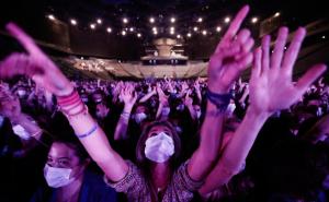 Pariz: Uz maske i testiranje organizovan rock koncert s 5.000 ljudi 