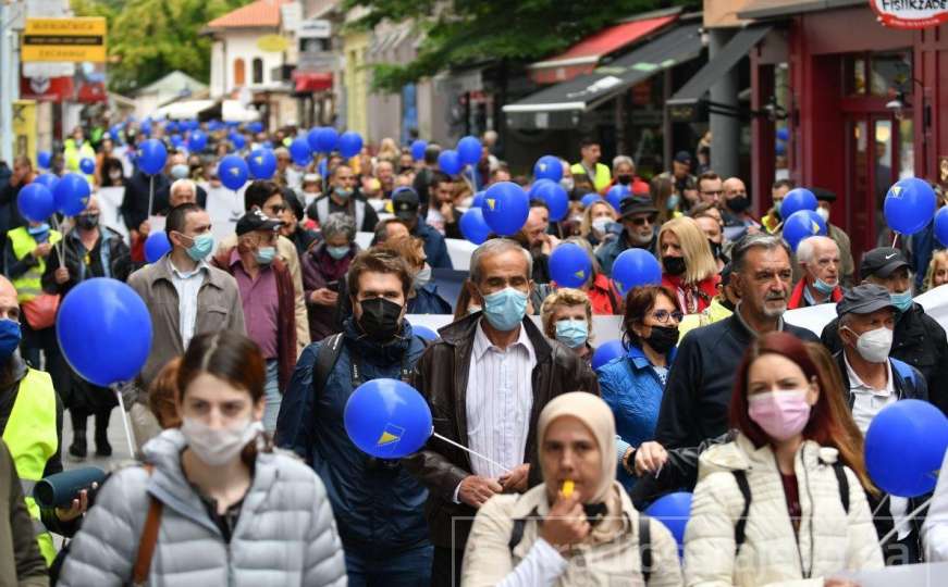 Protestna šetnja u Sarajevu, građani poručili: "Jednaka šansa za mlade"
