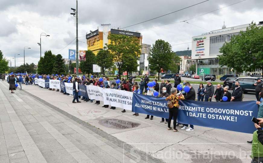 Građani ispred Parlamenta BiH poručili: "Preuzmite odgovornost i dajte ostavke"