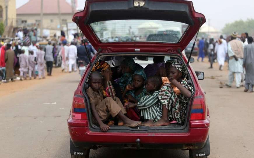 Haos u Nigeriji: Iz škole oteto više od 150 učenika, zarobljena grupa putnika
