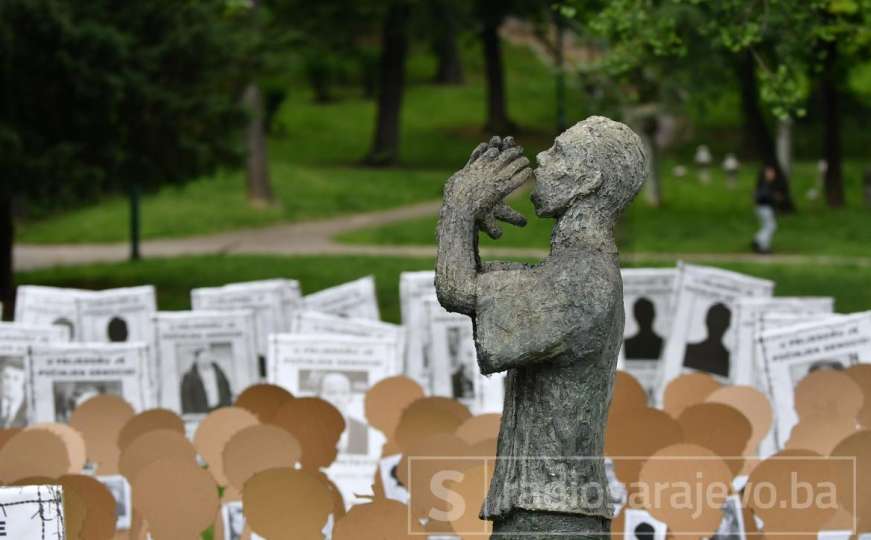 Sarajevo: U Velikom parku postavljene slike 3.176 ubijenih Prijedorčana