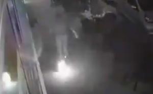Pogledajte snimak kako bježi muškarac sa zapaljenom nogom iz kafića u Mostaru