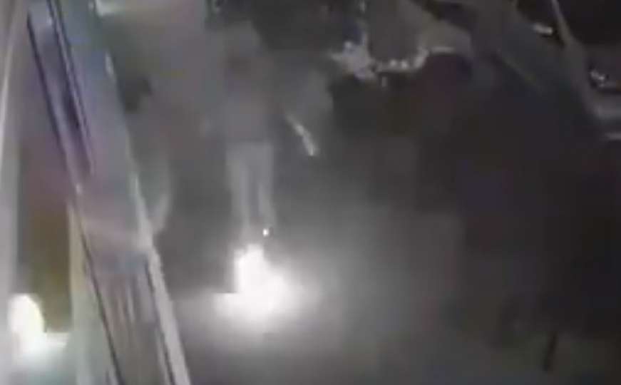 Pogledajte snimak kako bježi muškarac sa zapaljenom nogom iz kafića u Mostaru