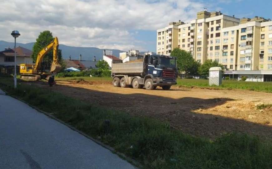 Efendić ispunio obećanje: Na Dobrinji vraćena iskopana zemlja, ništa od parkinga