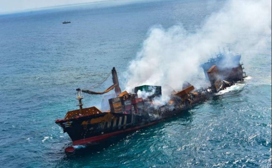 Tanker pun hemikalija tone uz obalu Šri Lanke