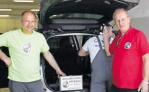 Zmija se uvukla u automobil pa ga u servisu rastavljali