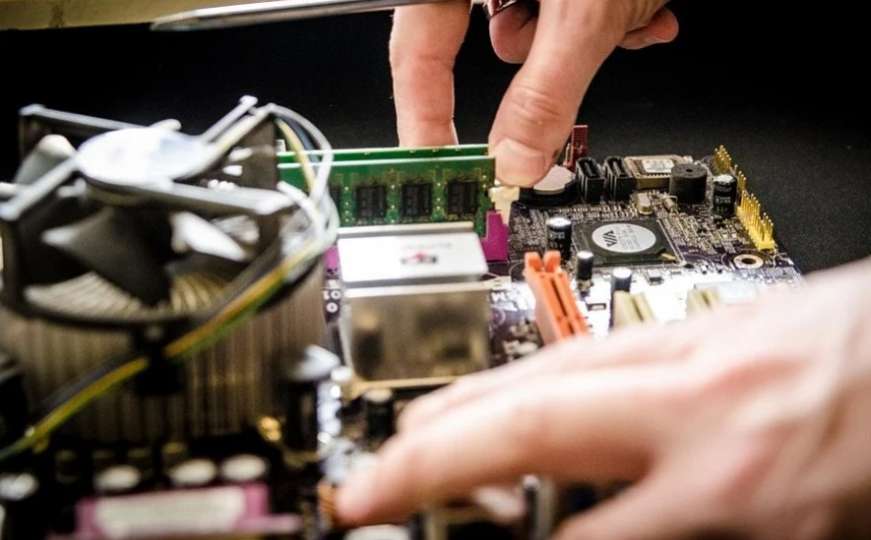 Muškarac iz BiH ukrao računarsku opremu vrijednu 4.000 maraka iz porodične kuće