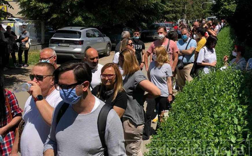 Velike gužve u Loznici: Stotine građana iz BiH došli u Srbiju na vakcinaciju