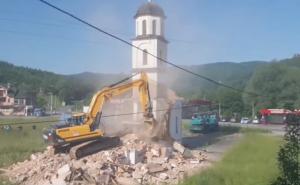 Trenutak kada je srušena crkva iz avlije nane Fate Orlović
