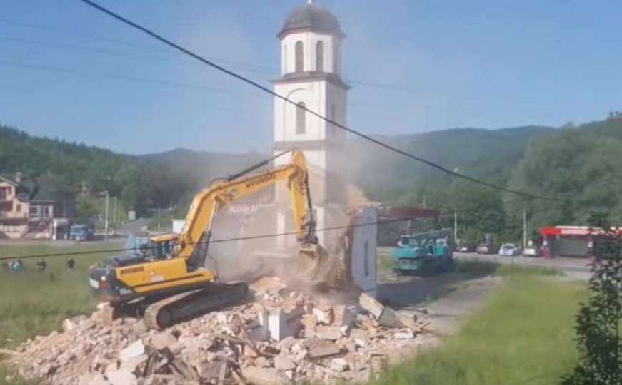 Trenutak kada je srušena crkva iz avlije nane Fate Orlović