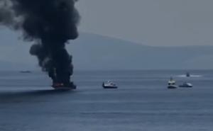 Na Jadranu se zapalio gliser: Čula se detonacija, turisti posmatraju sve