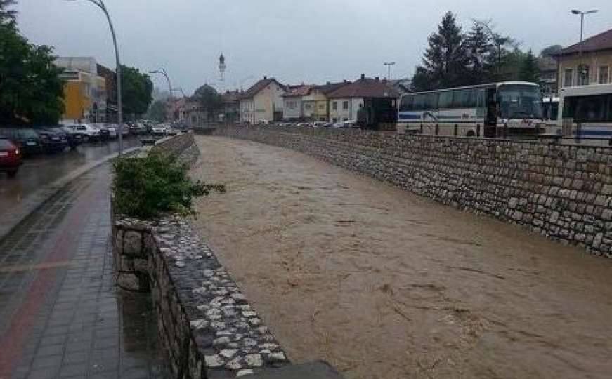 Nesreća u BiH: Audi sletio u rijeku nakon sudara s golfom, povrijeđeni supružnici