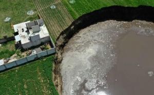 Mještani u šoku: Pojavila se ogromna rupa duboka 20 metara