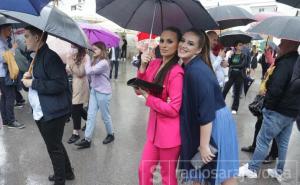 Ni loše vrijeme nije pokvarilo slavlje: Nasmijani maturanti slave u Sarajevu