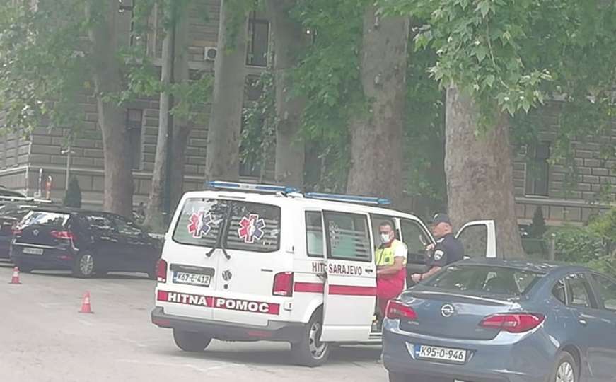 Saobraćajna nesreća u centru Sarajeva, policija i hitna na terenu
