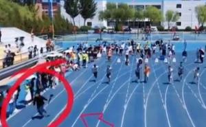 Hit na internetu: Kamerman s opremom trčao brže od sprintera