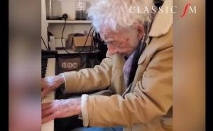 Ljubav nema granice: 94-godišnjak za kćerkin rođendan zasvirao na klaviru