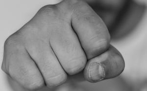 Slučaj iz BiH: Pretukao muškarca jer mu on i bivša supruga ne daju da viđa dijete