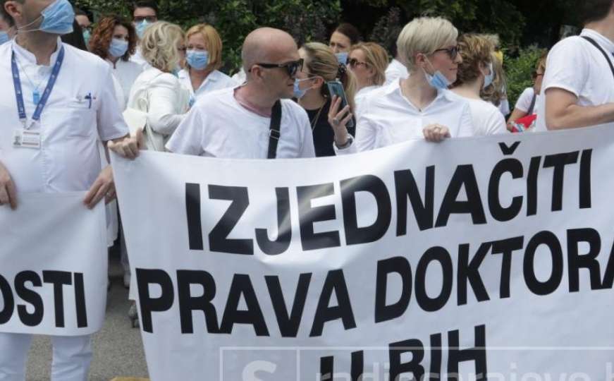 Doktori ispred Vlade FBiH poručili: Ista prava za sve ili generalni štrajk 