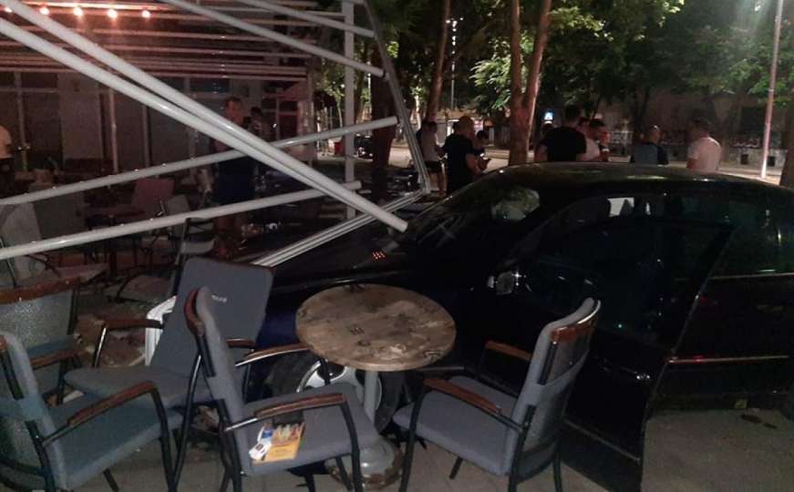 Teška nesreća u Mostaru: Uletio automobilom na terasu kafića