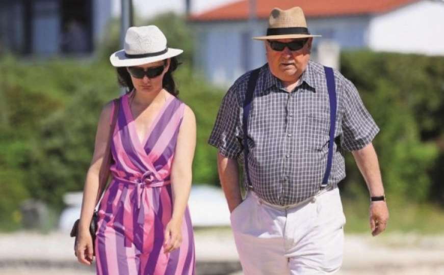 Poznati političar iz Hrvatske (78) u ljubavnoj vezi sa znatno mlađom crnkom